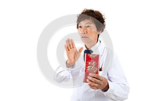 A Chinese doctor holding a red envelope in front of a white background said he would not accept it.The Chinese character on the re