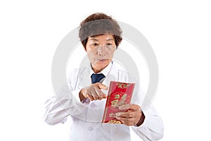 A Chinese doctor holding a red envelope in front of a white background said he would not accept it.The Chinese character on the re