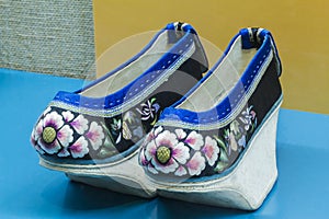Chinese Qing high end embroidered shoes photo