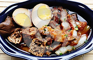 Chinese roll noodle soup with crispy pork, Kuay Jab.