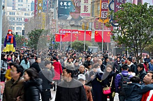 Chinese shoppers throng Shanghai Nanjing Road