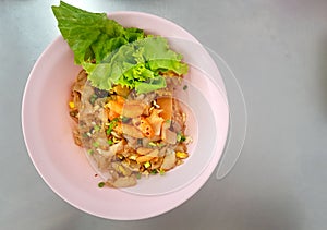 Chinese-Thai style dry noodle mixed with seafood and pork