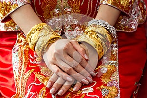 Chinese wedding ceremony with gold bangles