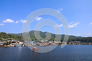 Chineses raft cruises on the lake