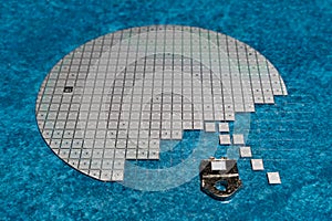 The chip of a high-power transistor according to the Darlington scheme on a divided silicon wafer