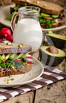 Chipotle-Avocado Summer Sandwich Recipe