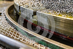 Chips and oil drain into the sump after tooth cutting on an oil-cooled gear cutting machine