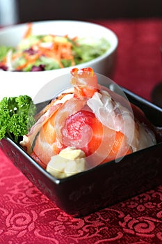 Chirashi sushi