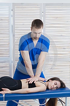 The chiropractor diagnoses the patient. The doctor makes the diagnosis of the woman tone of spinal muscles