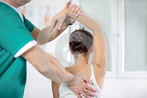Quiropráctico masaje una mujer columna vertebral a 