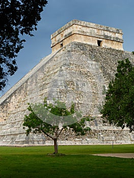 Chitchen Itza pyramid with trees