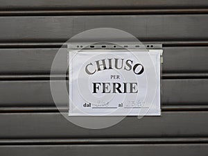 Chiuso per ferie translation: closed for holidays sign