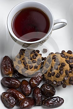 Choco chips cookies, dates and black tea