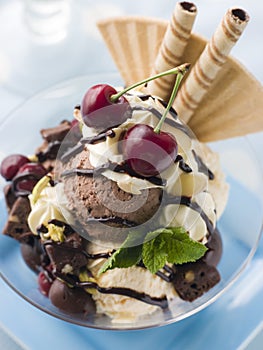 Schokolade eine göre creme Eisbecher mit Früchten 