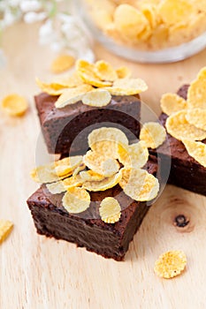 Chocolate brownies with corn flakes