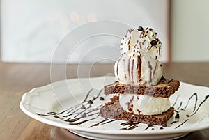 chocolate brownies with vanilla ice-cream