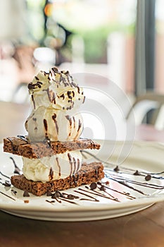 chocolate brownies with vanilla ice-cream