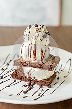 chocolate brownies with vanilla ice-cream