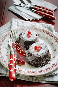 Chocolate cakes with redcurrants