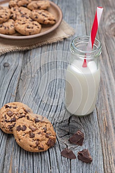 Chocolate chip coockies with milk
