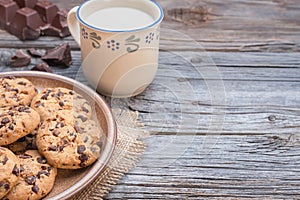 Chocolate chip coockies with milk