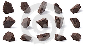 El Chocolate negro en Trozos colección aislado sobre un fondo blanco.