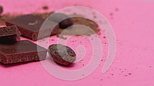 Cioccolato cacao fagioli cacao polvere sul rosa 