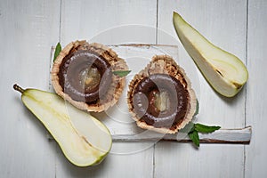 Chocolate cookies with pear jelly