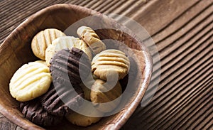 Chocolate cookies in a wooden bowl