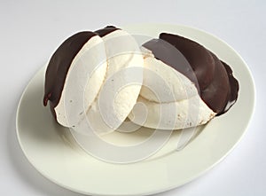 Chocolate-dipped meringue cases