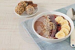Chocolate hazelnut smoothie bowl