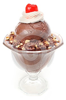 Cioccolato crema coppa di gelato con frutta dolce 