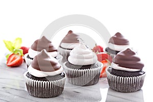 Chocolate meringue cupcakes with strawberries