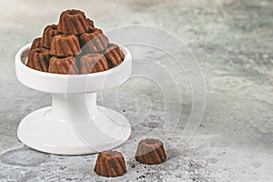 Cioccolato praline modulo da piccolo torte spazzato via cacao sul la luce grigio 