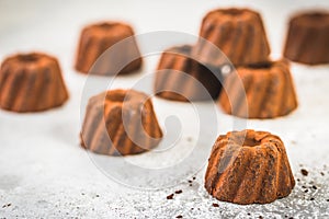 Cioccolato praline modulo da piccolo torte spazzato via cacao sul la luce grigio 