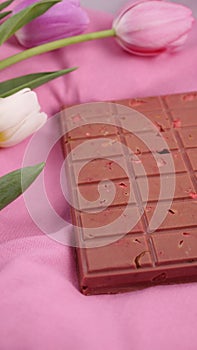 chocolate with sublimated strawberries and almonds