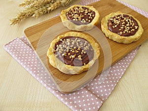 Chocolate tartlets with almonds