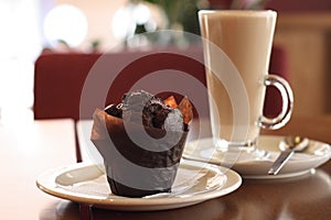 Chokolate muffin coffee latte