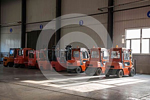 Chongqing Branch of Minsheng Logistics Baotou auto parts warehouse forklifts are operating