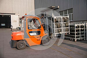 Chongqing Branch of Minsheng Logistics Baotou auto parts warehouse forklifts are operating