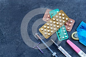 Selezione metodo da contraccezione nascita pillole iniezione siringa un preservativo, sul grigio 
