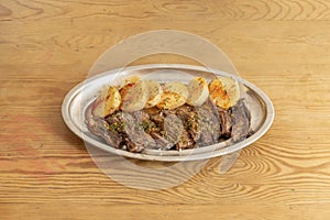Sekaný vnútornosti filé grilovaný omáčka a pečený zemiaky kože 