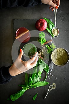 Preparing healthy detoxicating green cocktail