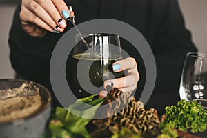 Preparing healthy detoxicating green cocktail