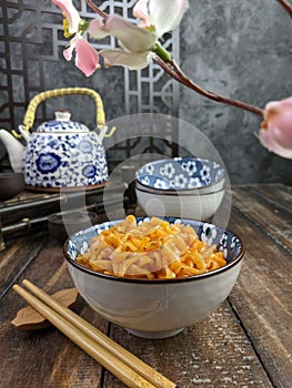 Tyčinka na chutný vyprážaný rezance alebo v selektívny sústrediť. ázijský jedlo na stôl haraburdu jedlo 