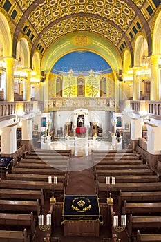 Choral Synagogue, Interior of the synagogue, selective lighting