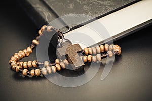 Kresťan kríž náhrdelník na svätá biblia kniha náboženstvo ako dobrý piatok alebo veľká noc 