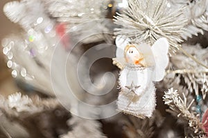 Anjel guľa na vianočný stromček detailné 