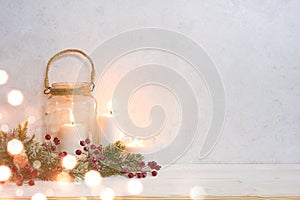 Vánoční pozadí hořící lucerna svíčky ozdobený ojíněný jedle 