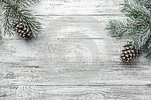 Vianočné pozadie jedľa strom a dekorácie na tmavý drevený doska. nový roky zloženie 